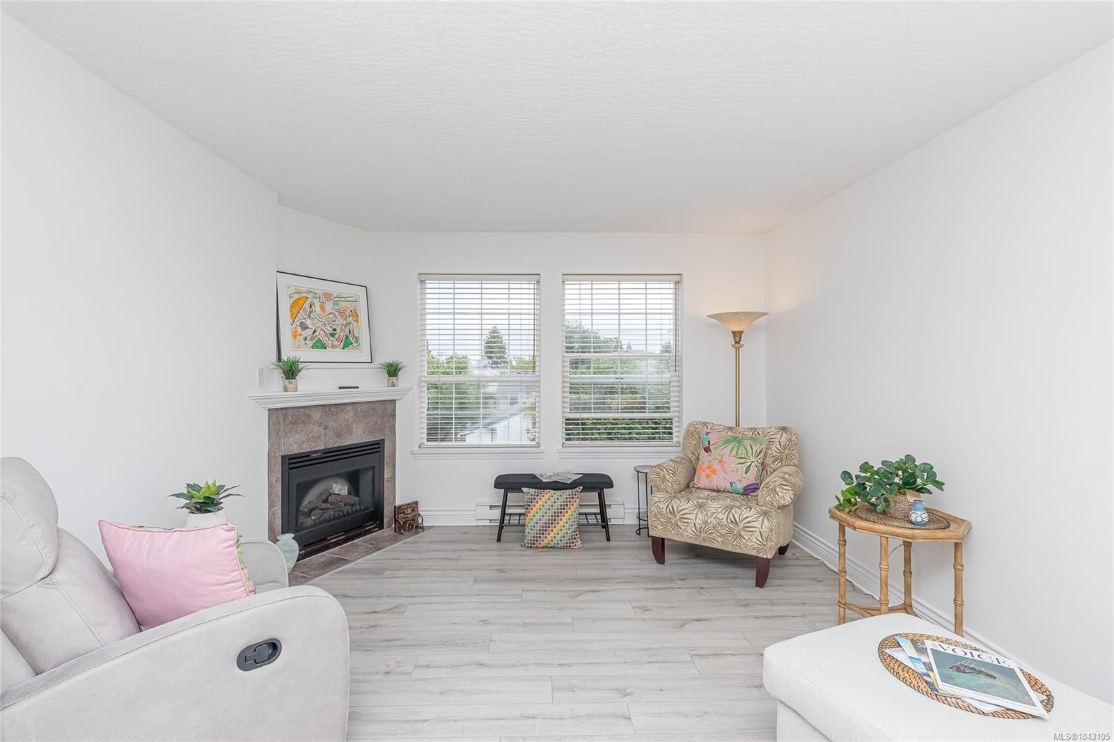 #202-9844 Croft St, Chemainus, BC - Indoor Photo Showing Living Room With Fireplace