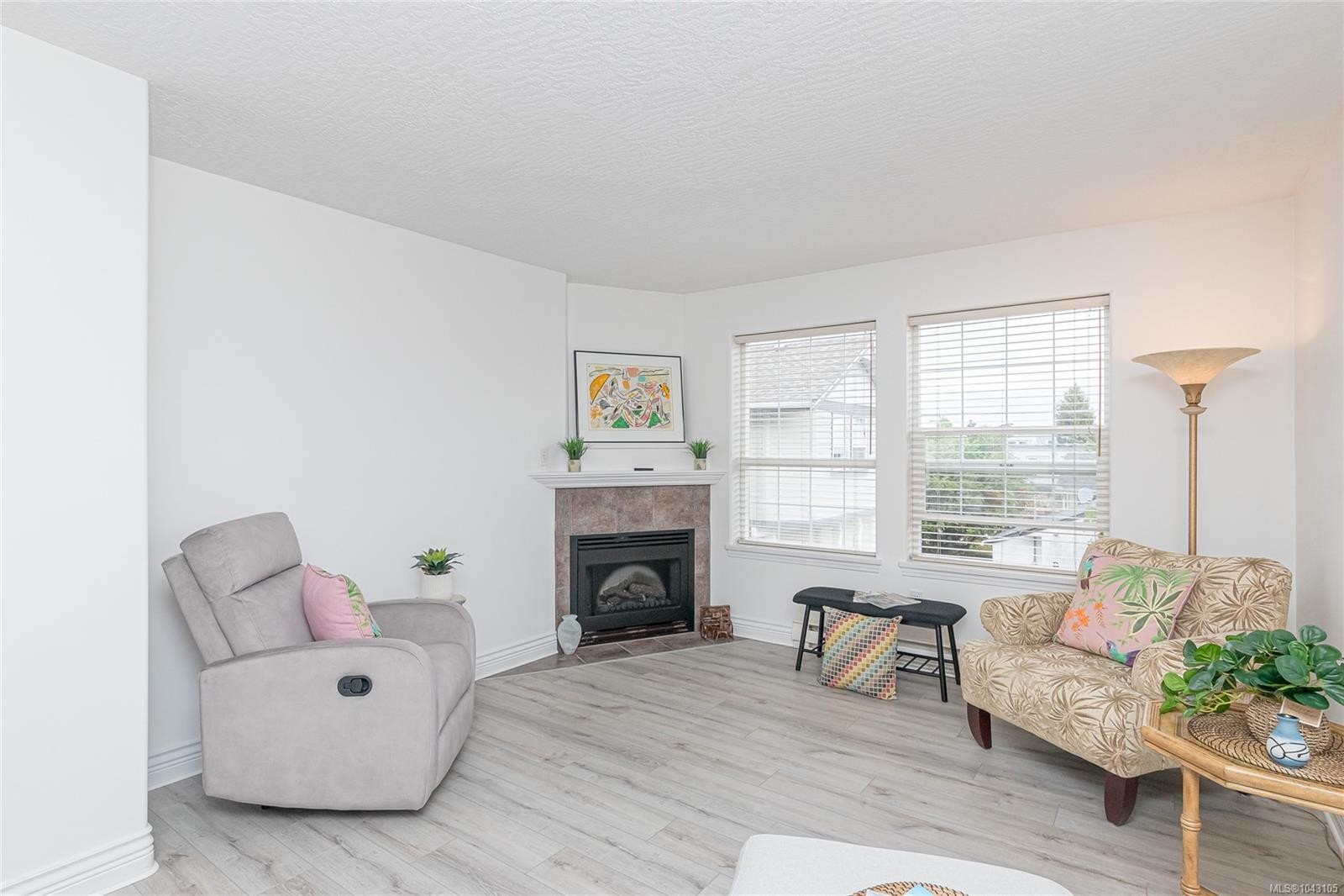 #202-9844 Croft St, Chemainus, BC - Indoor Photo Showing Living Room With Fireplace