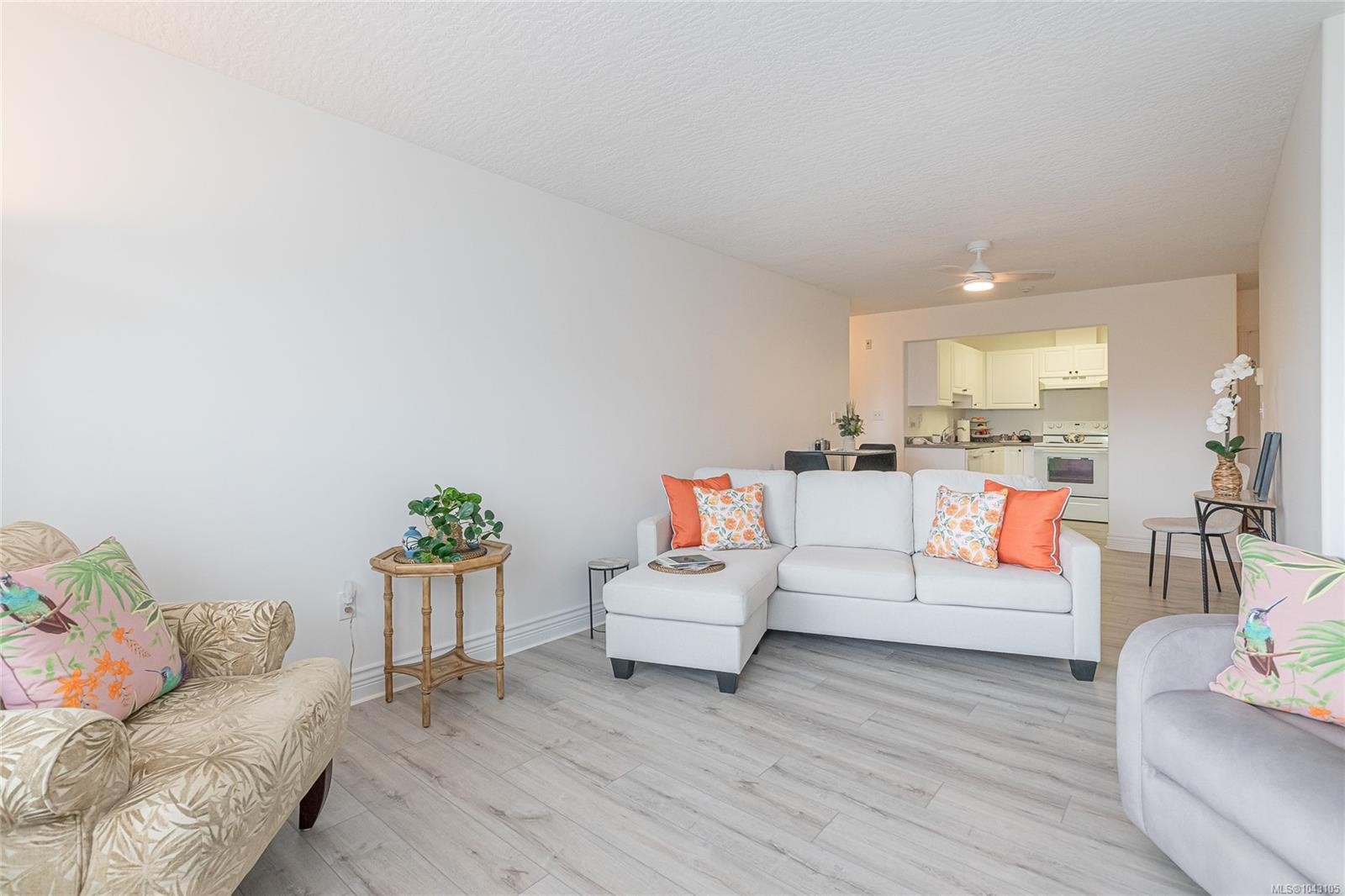 #202-9844 Croft St, Chemainus, BC - Indoor Photo Showing Living Room