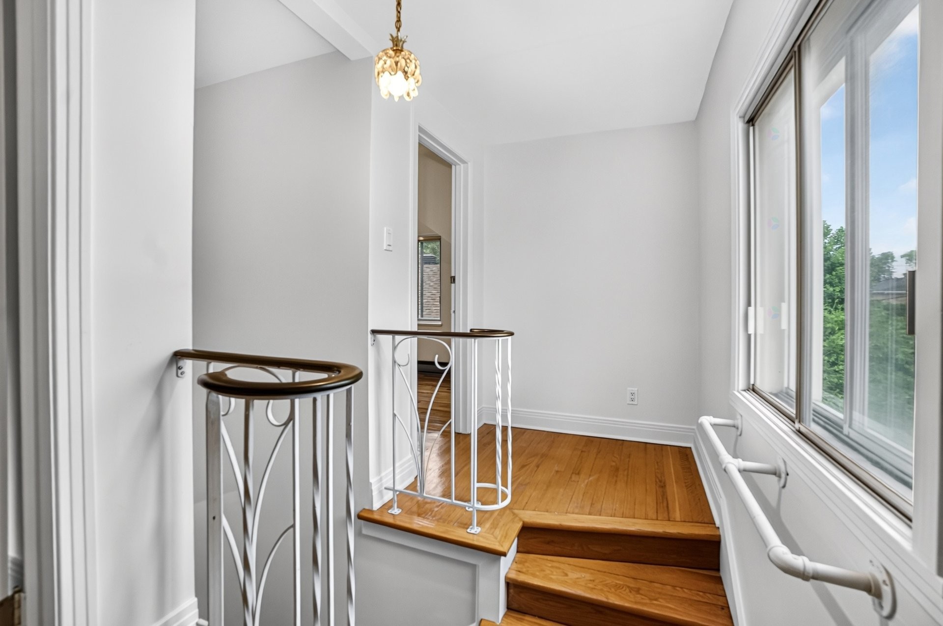 Staircase - 7565 Rue Louis-Hémon, Montréal (Villeray/Saint-Michel/Parc-Extension), QC - Indoor Photo Showing Other Room
