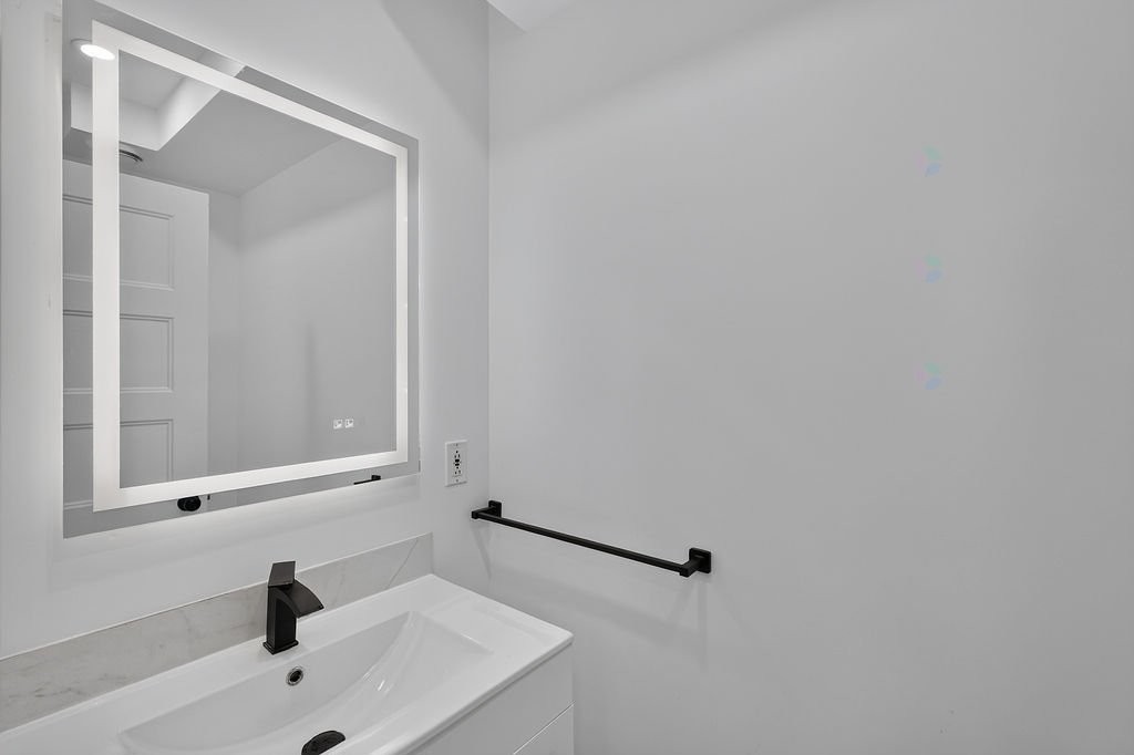 Powder room - 5301 Rue Gabriele-Frascadore, Montréal (Mercier/Hochelaga-Maisonneuve), QC - Indoor Photo Showing Bathroom