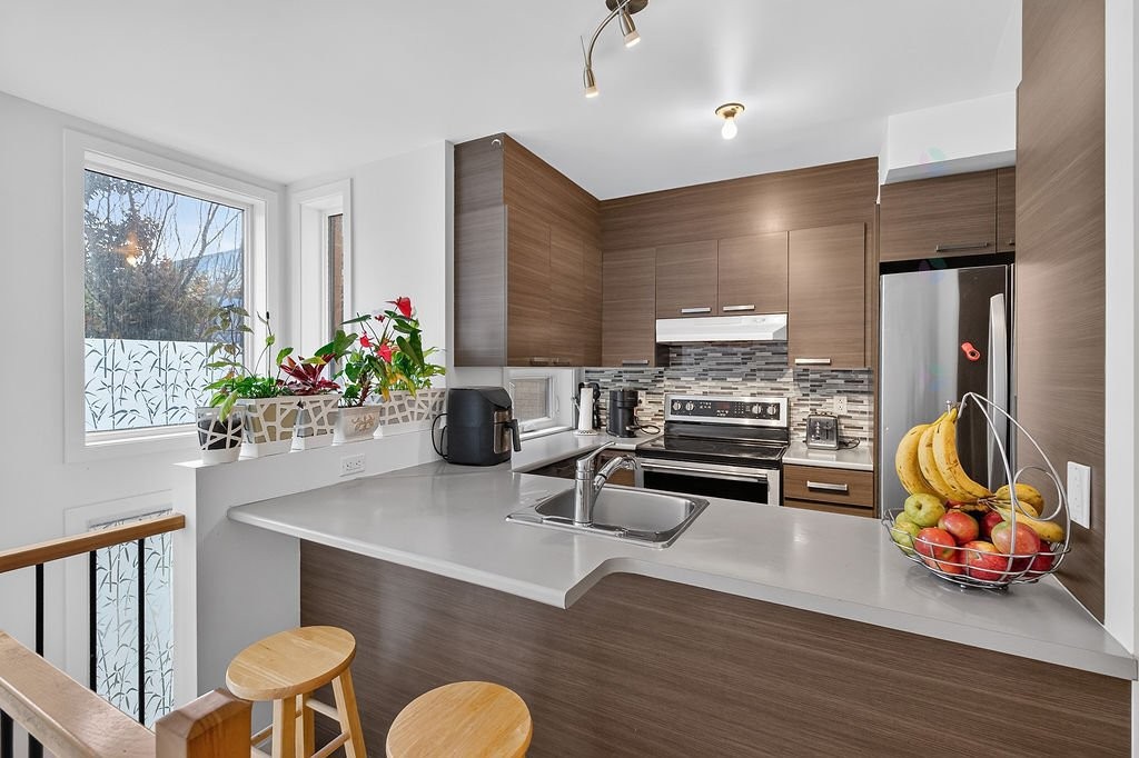 Kitchen - 5301 Rue Gabriele-Frascadore, Montréal (Mercier/Hochelaga-Maisonneuve), QC - Indoor Photo Showing Kitchen With Upgraded Kitchen