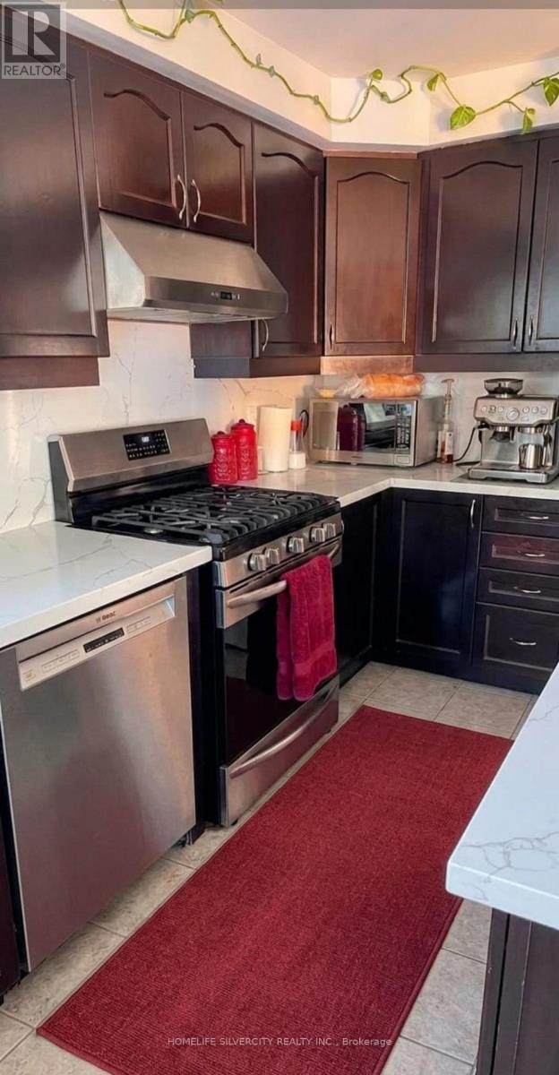 7 Biddens Square, Brampton, ON - Indoor Photo Showing Kitchen