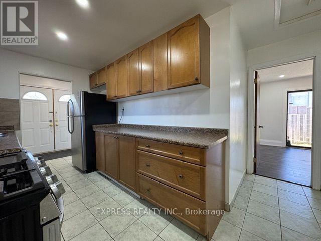 220 John Tabor Trail, Toronto, ON - Indoor Photo Showing Kitchen