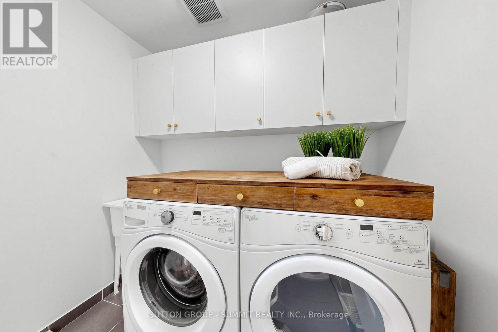 33 Kettle Valley Trail, King, ON - Indoor Photo Showing Laundry Room