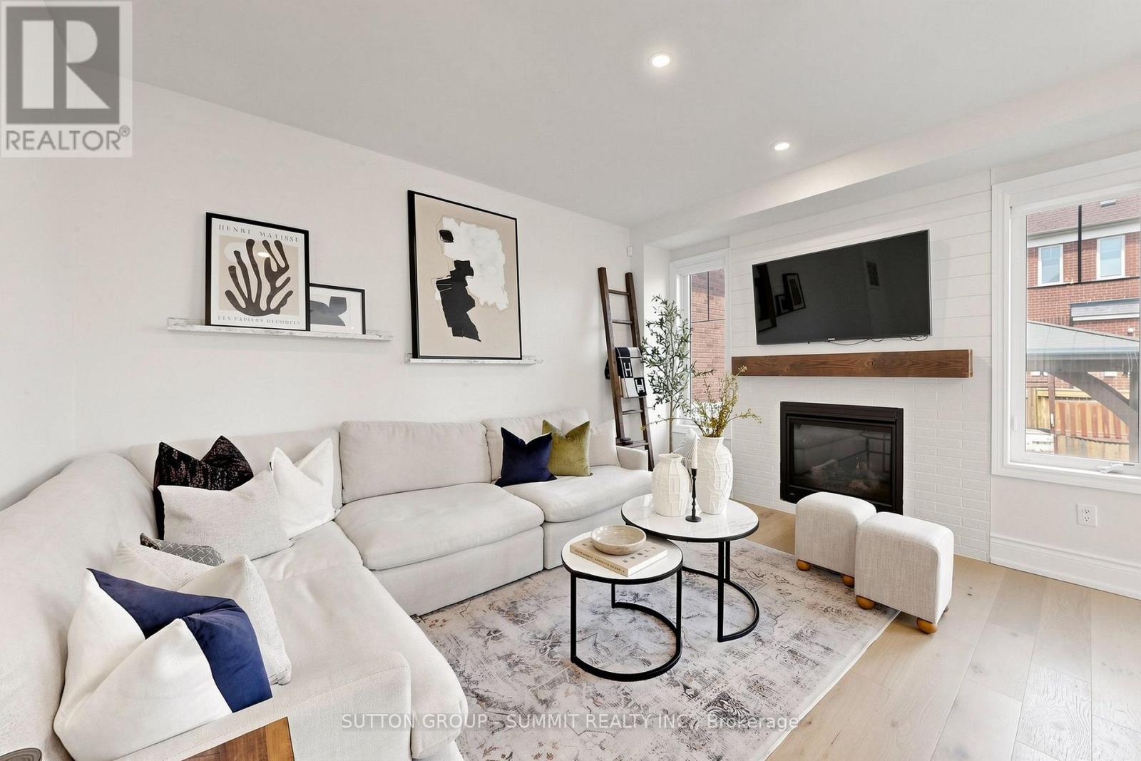 33 Kettle Valley Trail, King, ON - Indoor Photo Showing Living Room With Fireplace