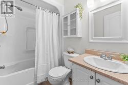 Full 4pc bathroom on 2nd floor - 