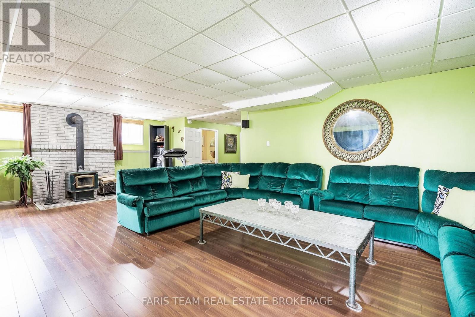 93 Silver Birch Crescent, Tay, ON - Indoor Photo Showing Living Room