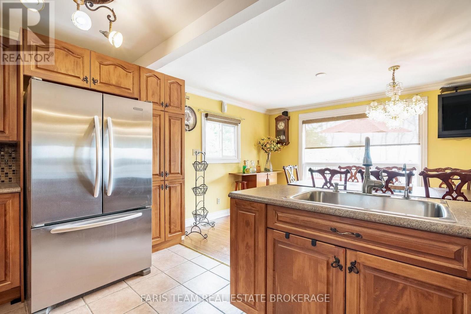 93 Silver Birch Crescent, Tay, ON - Indoor Photo Showing Kitchen With Double Sink