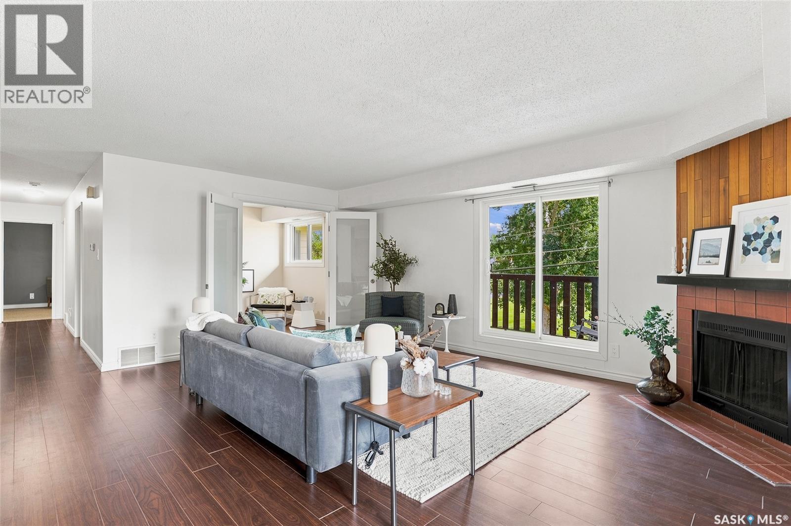 426 425 115Th Street E, Saskatoon, SK - Indoor Photo Showing Living Room With Fireplace
