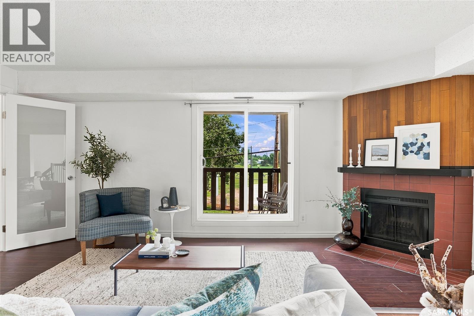 426 425 115Th Street E, Saskatoon, SK - Indoor Photo Showing Living Room With Fireplace