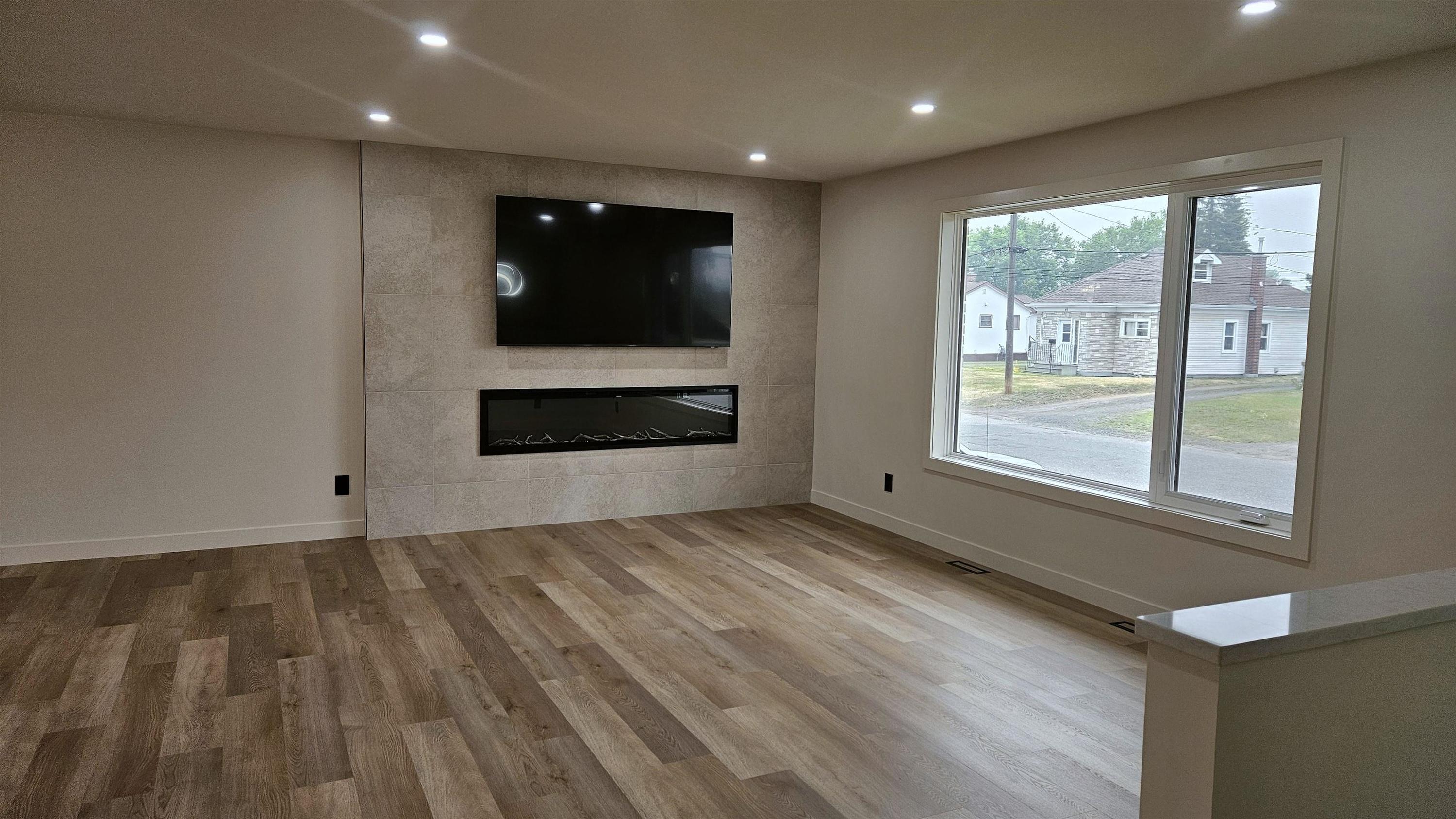 72 Brent Street, Thunder Bay, ON - Indoor With Fireplace