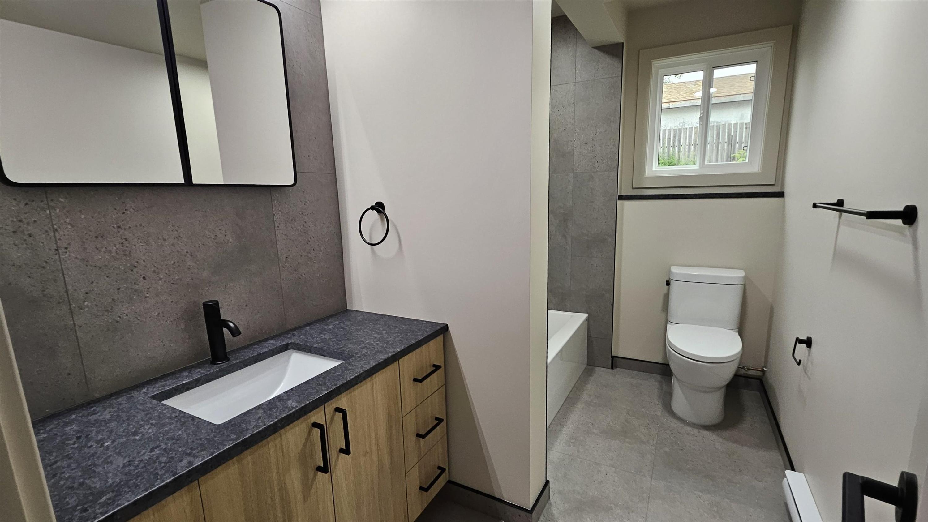 72 Brent Street, Thunder Bay, ON - Indoor Photo Showing Bathroom