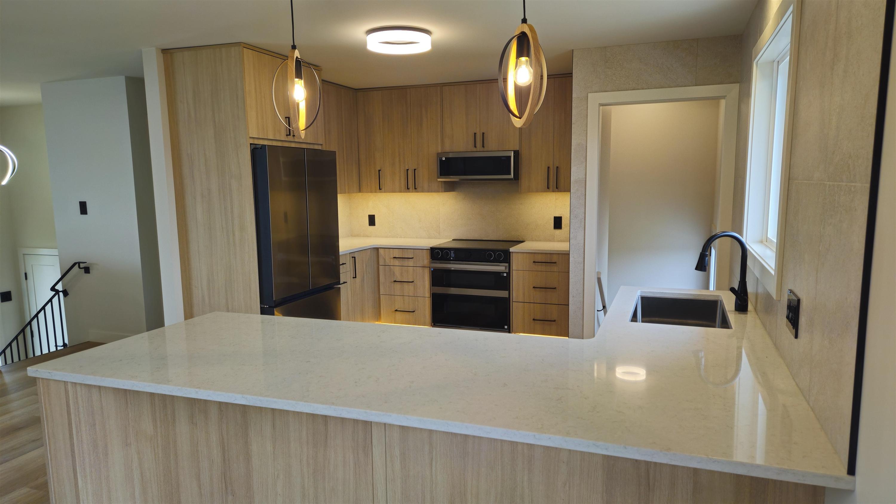 72 Brent Street, Thunder Bay, ON - Indoor Photo Showing Kitchen With Upgraded Kitchen