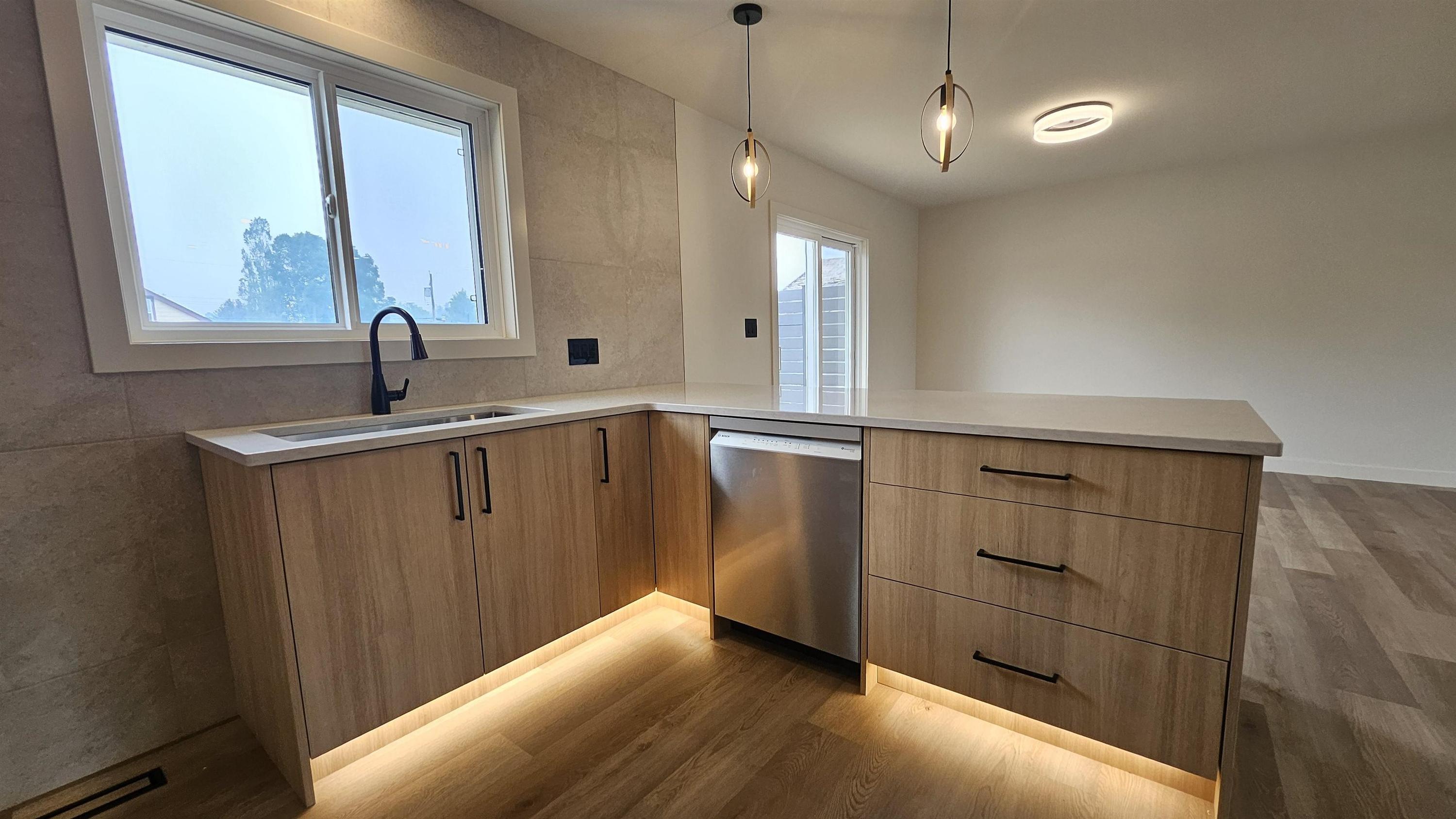 72 Brent Street, Thunder Bay, ON - Indoor Photo Showing Kitchen