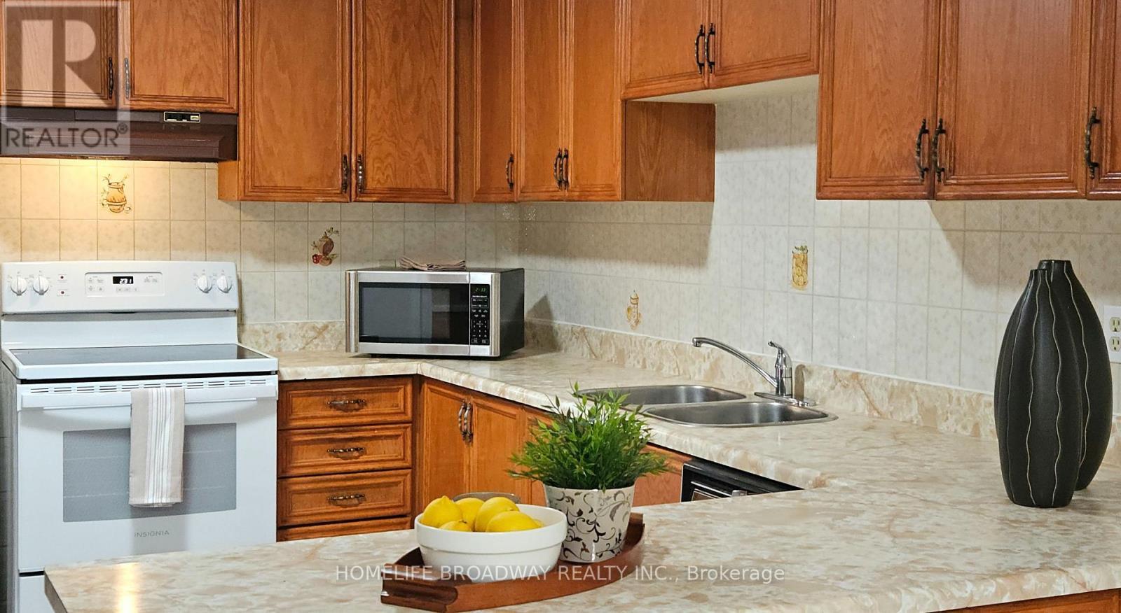 11 Perdue Court, Markham, ON - Indoor Photo Showing Kitchen With Double Sink