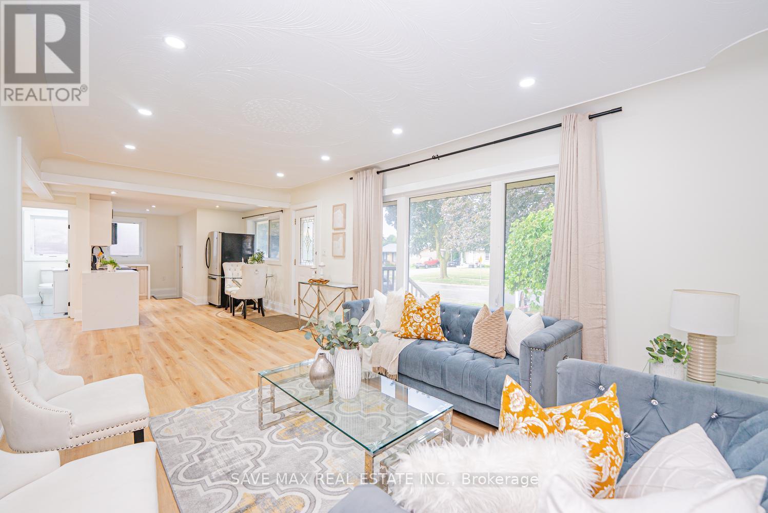 191 Clark Avenue, Kitchener, ON - Indoor Photo Showing Living Room