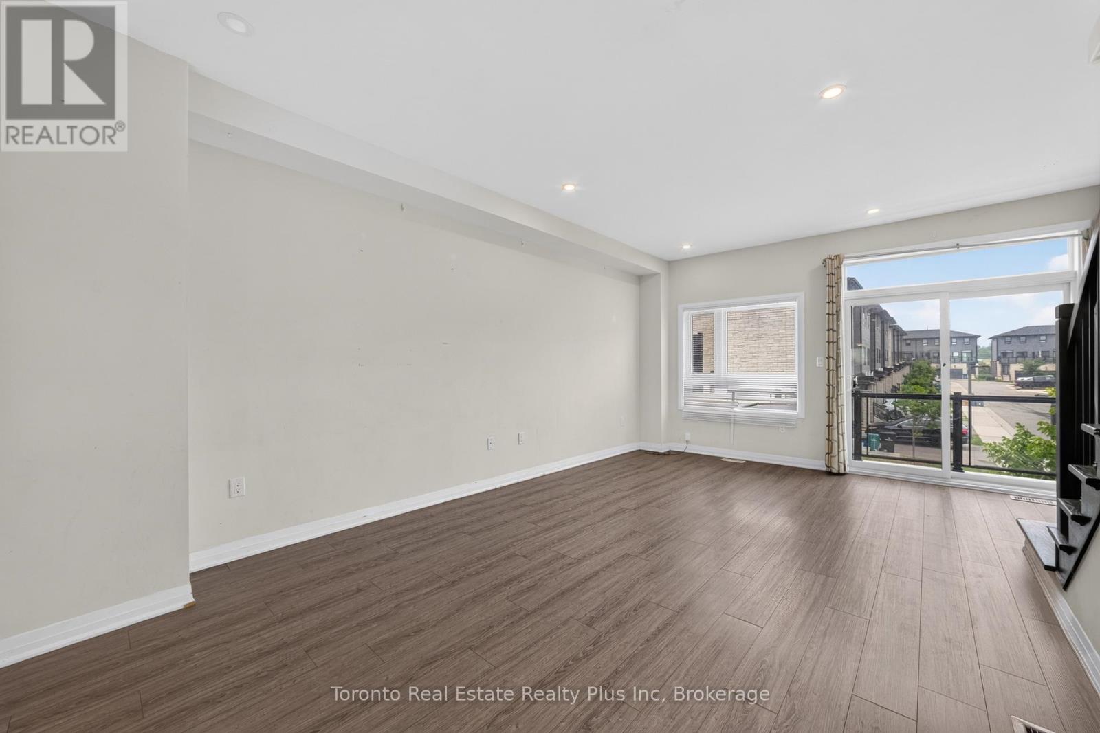 10 - 51 Sparrow Avenue, Cambridge, ON - Indoor Photo Showing Other Room