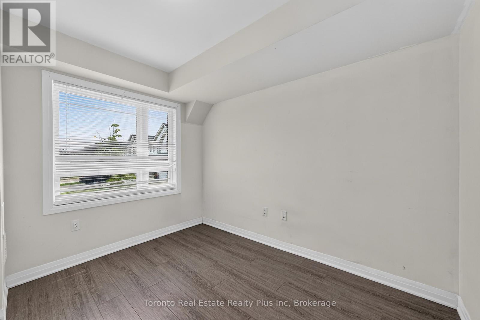 10 - 51 Sparrow Avenue, Cambridge, ON - Indoor Photo Showing Other Room