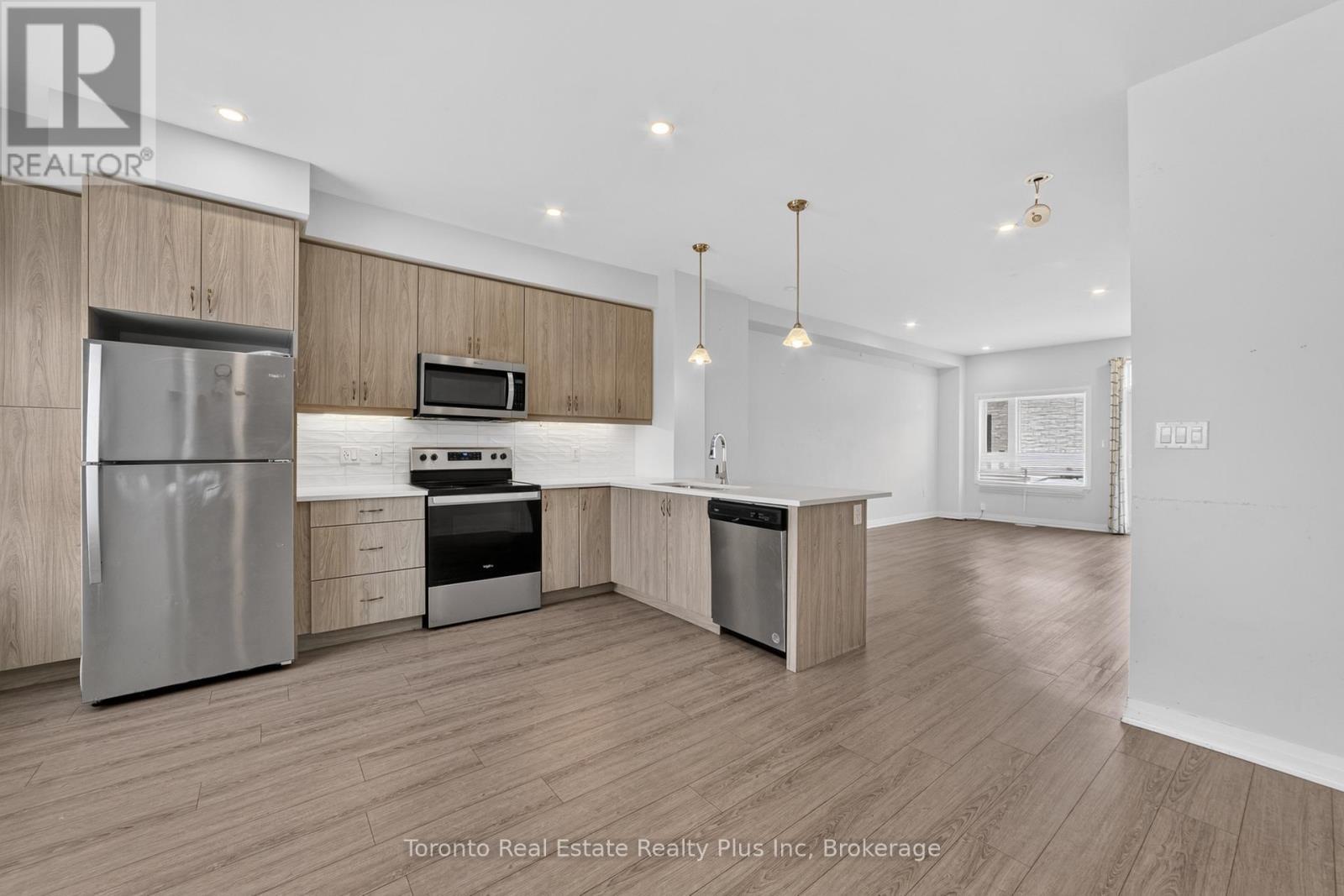 10 - 51 Sparrow Avenue, Cambridge, ON - Indoor Photo Showing Kitchen With Upgraded Kitchen