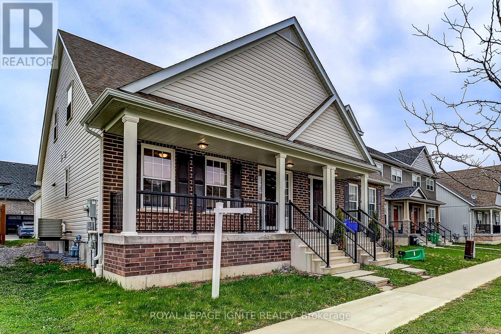 931 Broadway Boulevard, Peterborough, ON - Outdoor With Facade