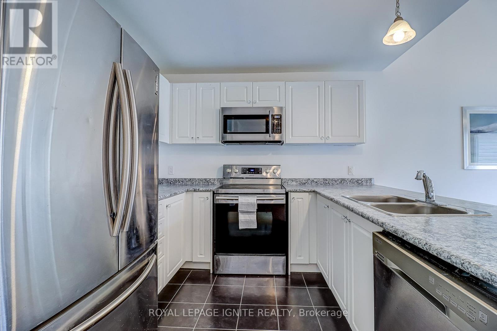 931 Broadway Boulevard, Peterborough, ON - Indoor Photo Showing Kitchen With Double Sink With Upgraded Kitchen