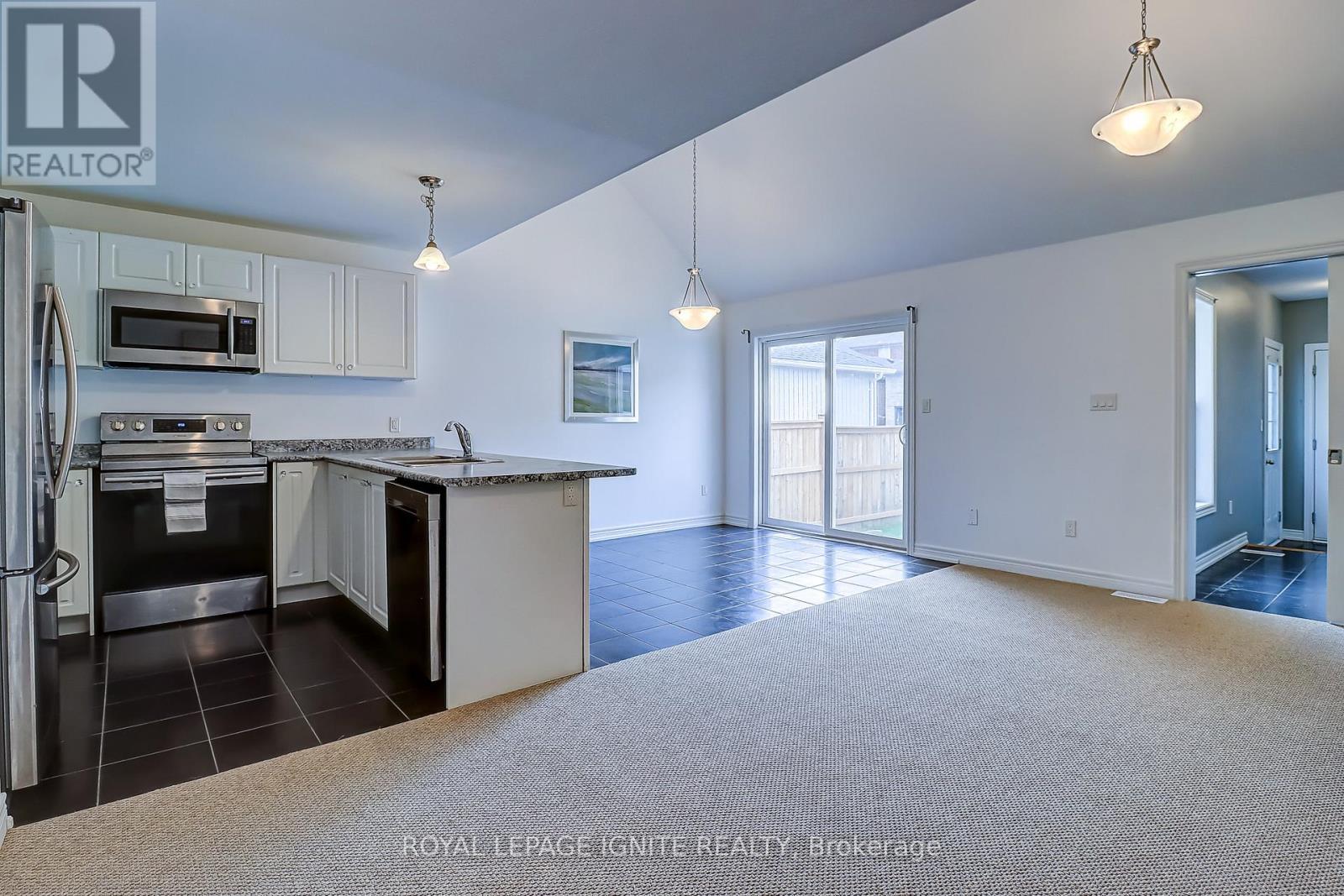 931 Broadway Boulevard, Peterborough, ON - Indoor Photo Showing Kitchen With Upgraded Kitchen