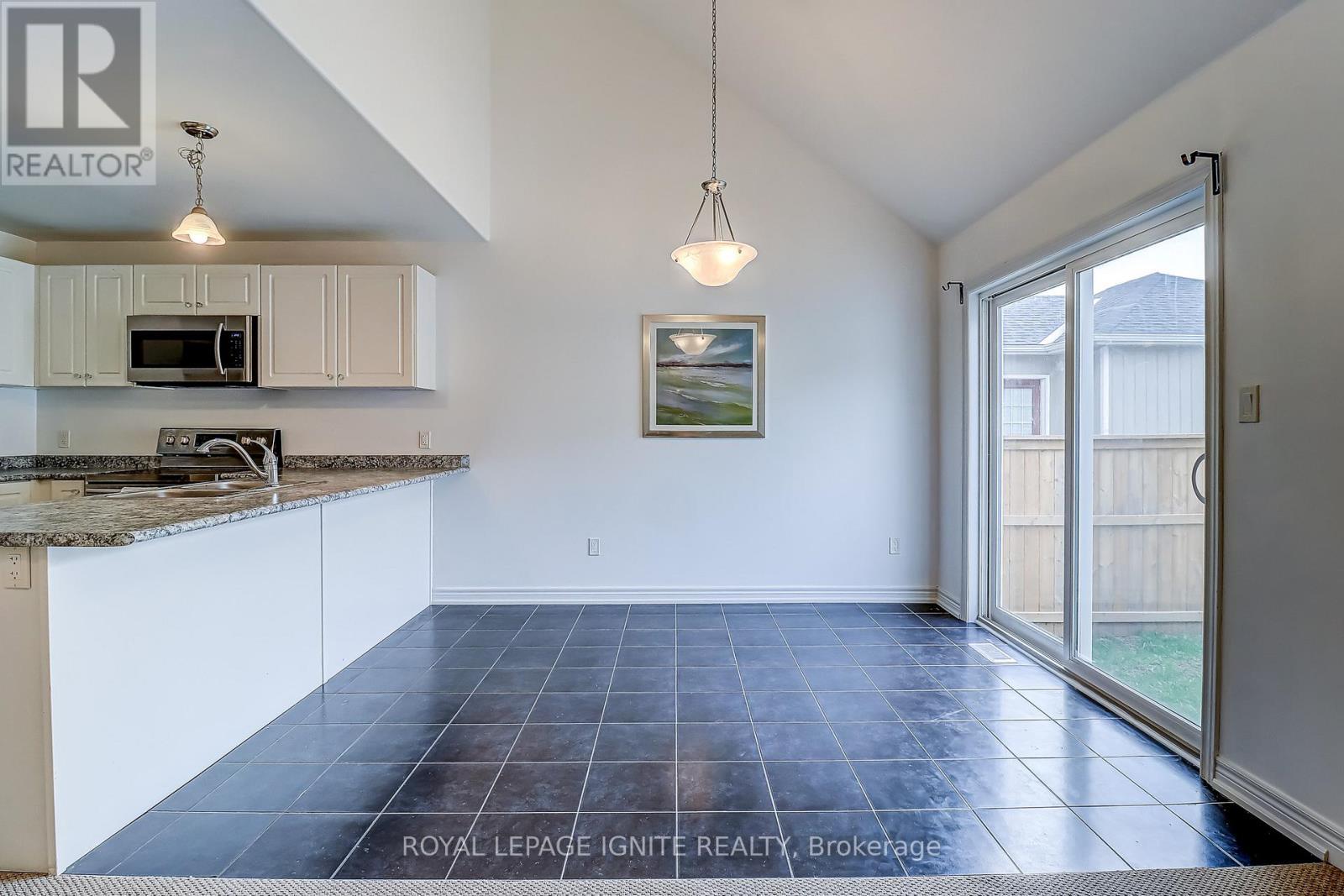 931 Broadway Boulevard, Peterborough, ON - Indoor Photo Showing Kitchen With Double Sink