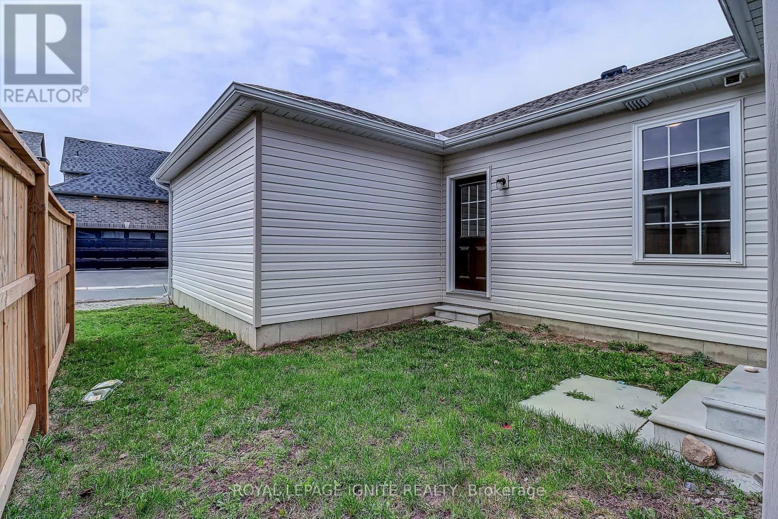931 Broadway Boulevard, Peterborough, ON - Outdoor With Exterior