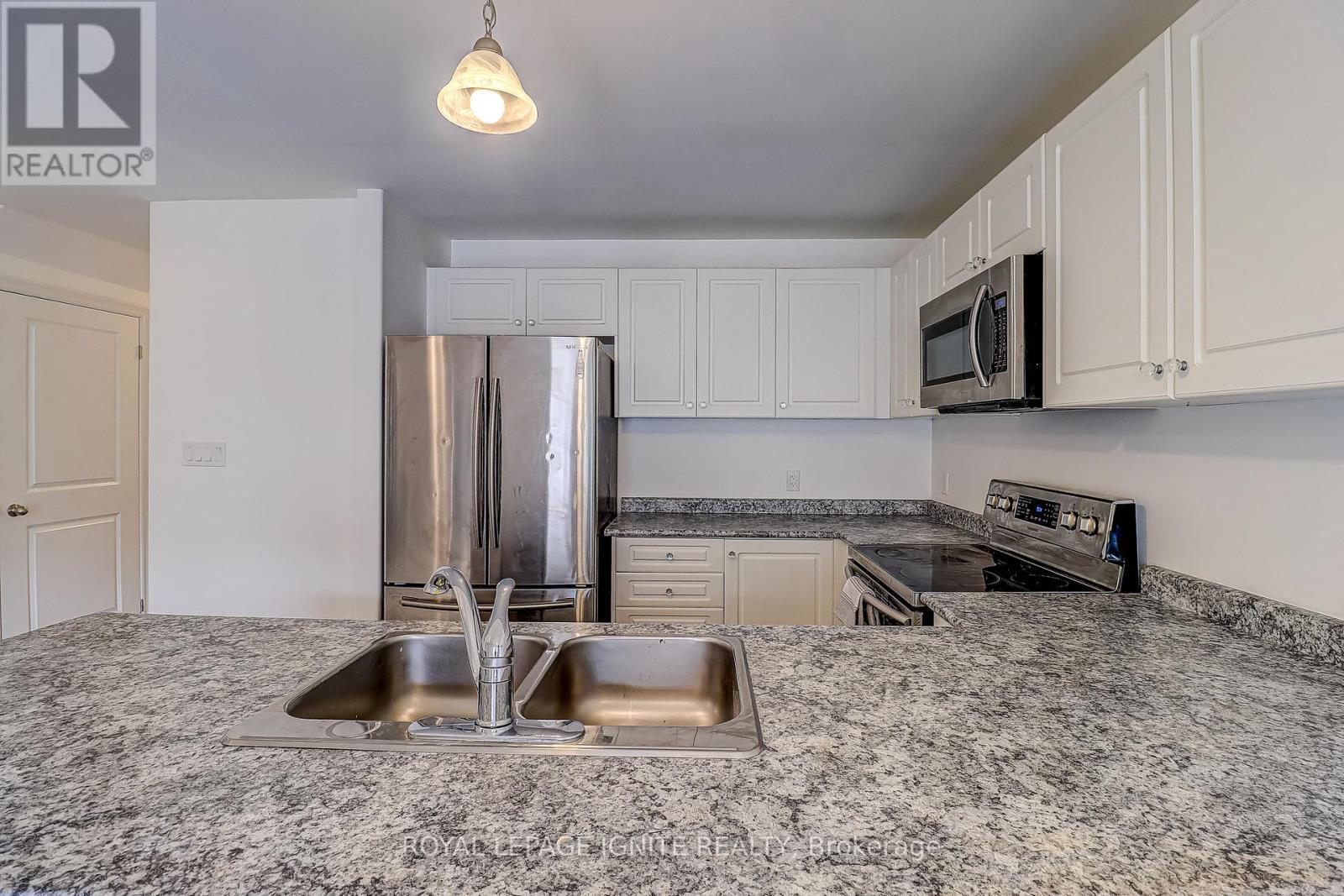 931 Broadway Boulevard, Peterborough, ON - Indoor Photo Showing Kitchen With Double Sink With Upgraded Kitchen