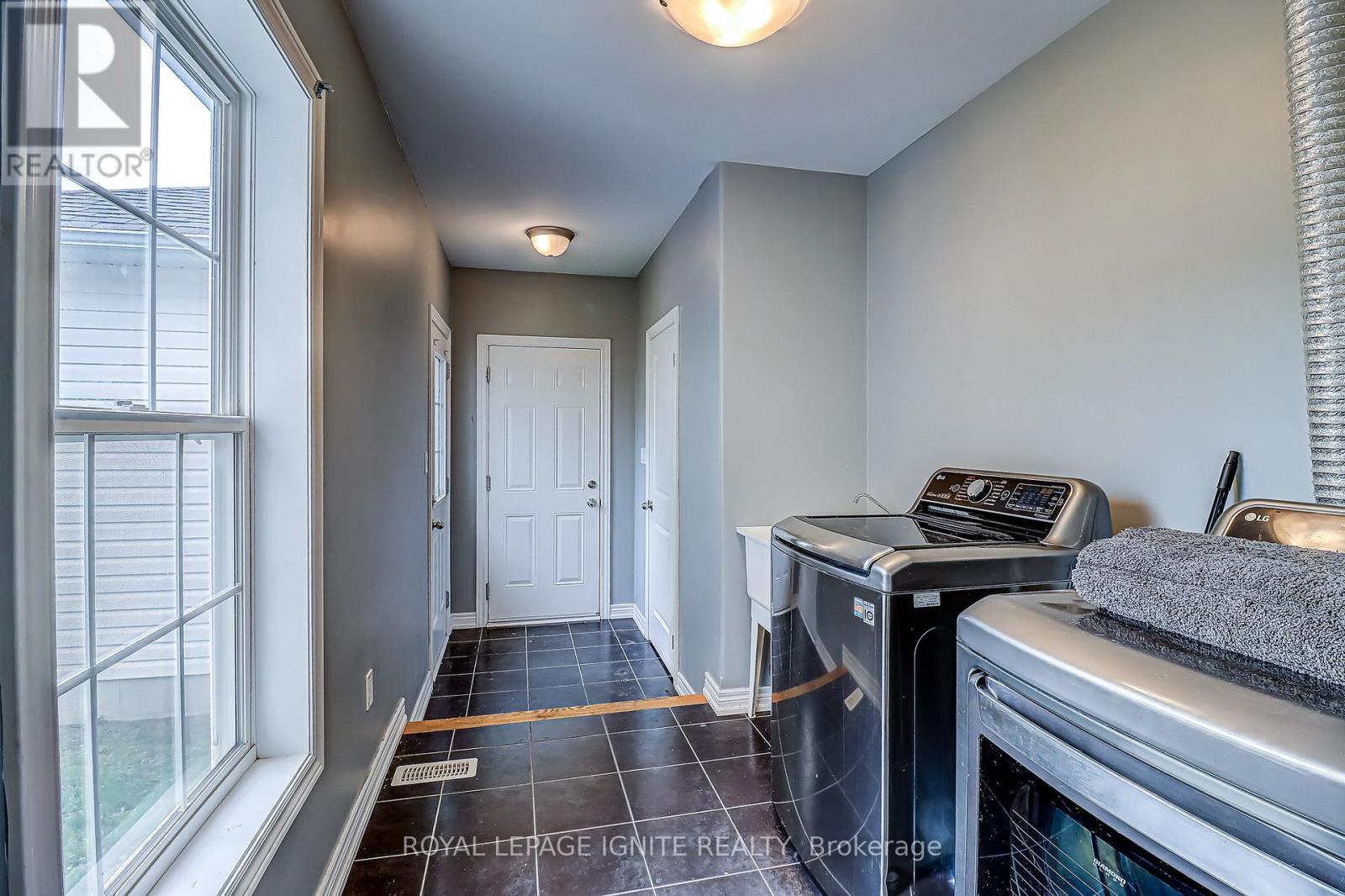 931 Broadway Boulevard, Peterborough, ON - Indoor Photo Showing Laundry Room