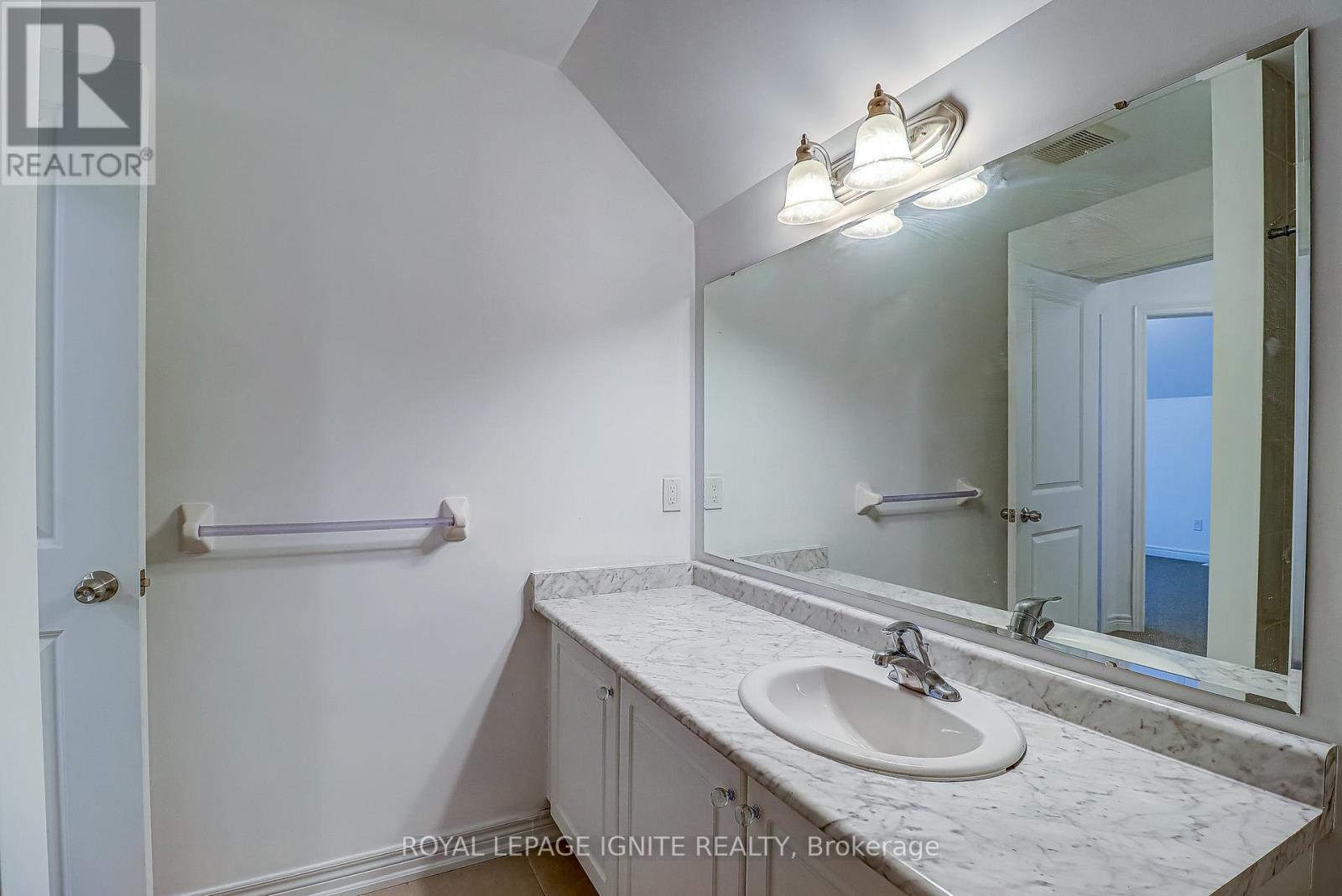 931 Broadway Boulevard, Peterborough, ON - Indoor Photo Showing Bathroom