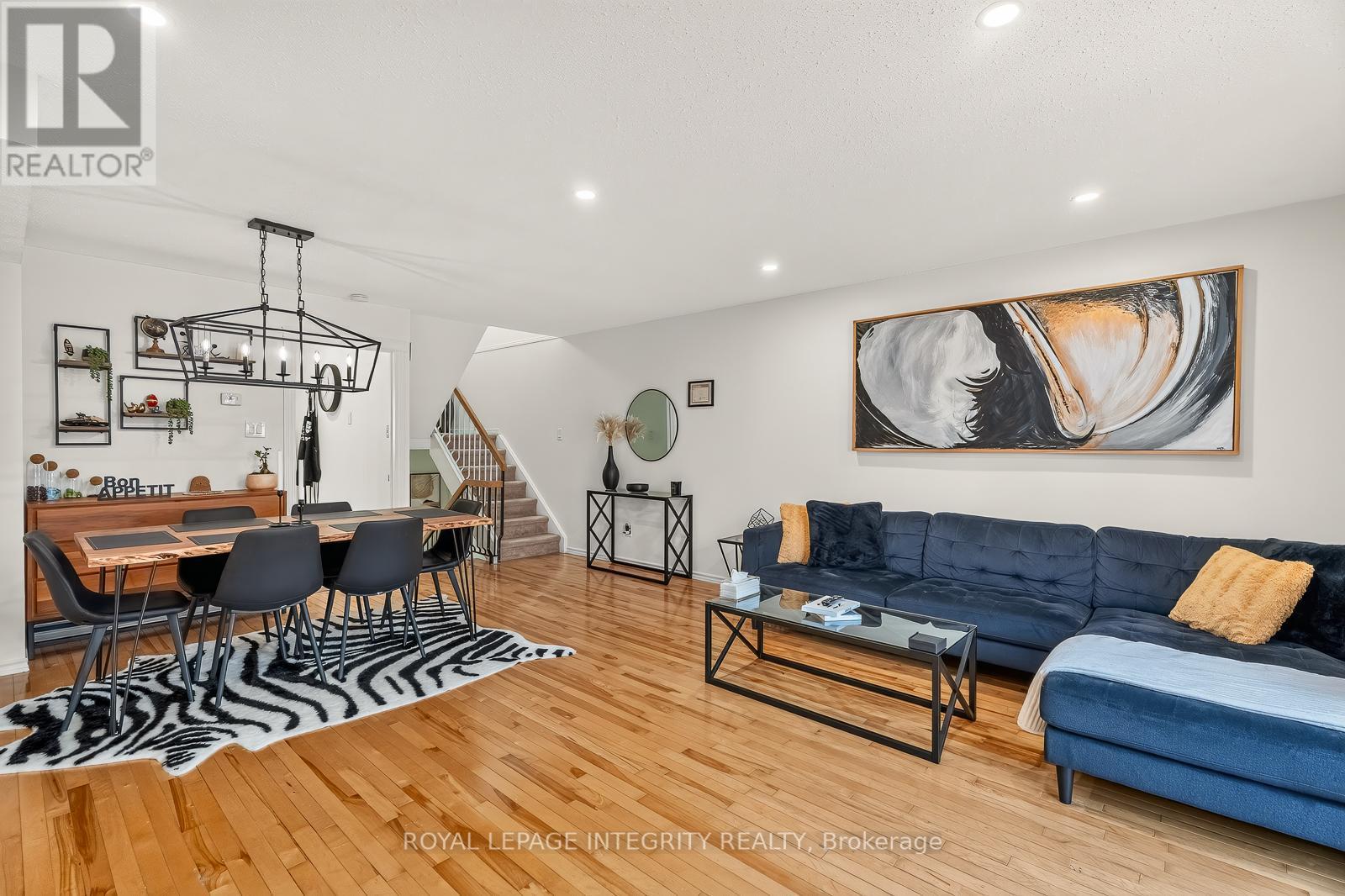 16 Stamford Private, Ottawa, ON - Indoor Photo Showing Living Room