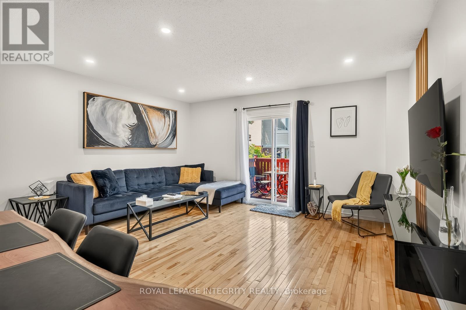 16 Stamford Private, Ottawa, ON - Indoor Photo Showing Living Room