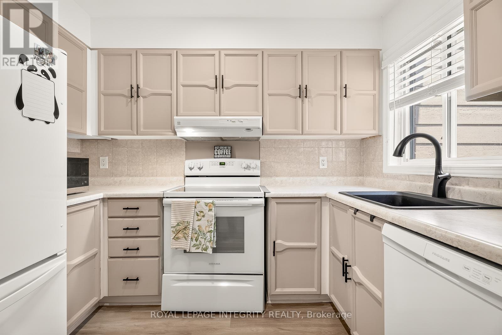 16 Stamford Private, Ottawa, ON - Indoor Photo Showing Kitchen