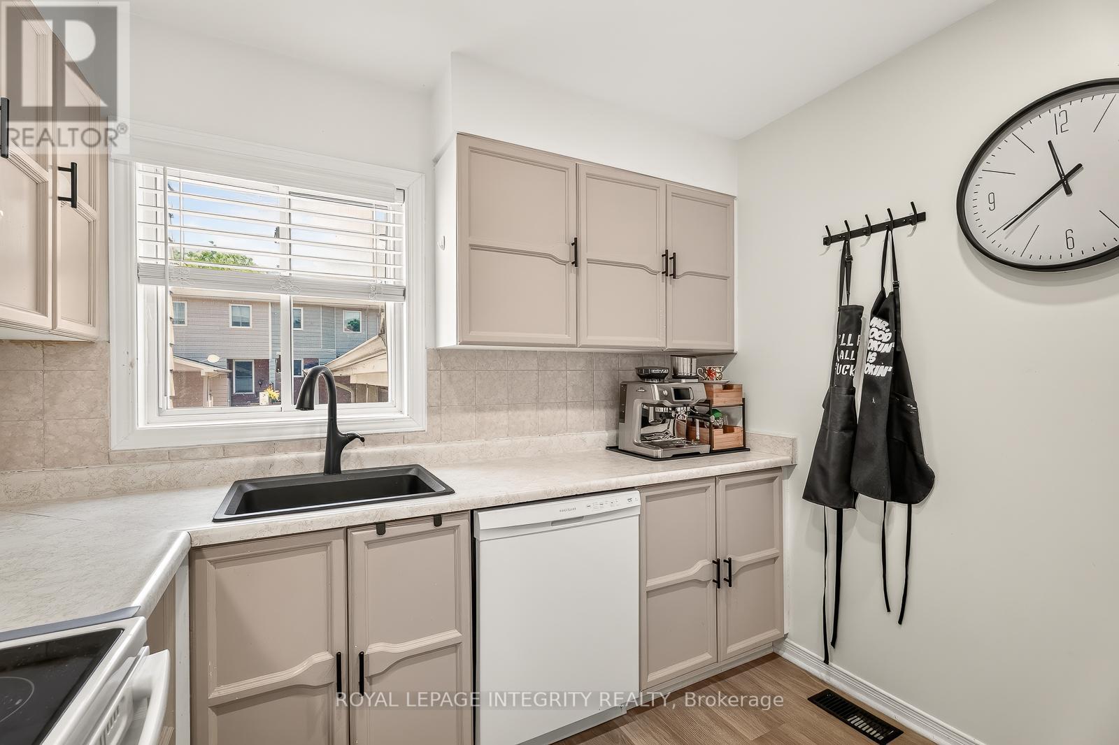 16 Stamford Private, Ottawa, ON - Indoor Photo Showing Kitchen