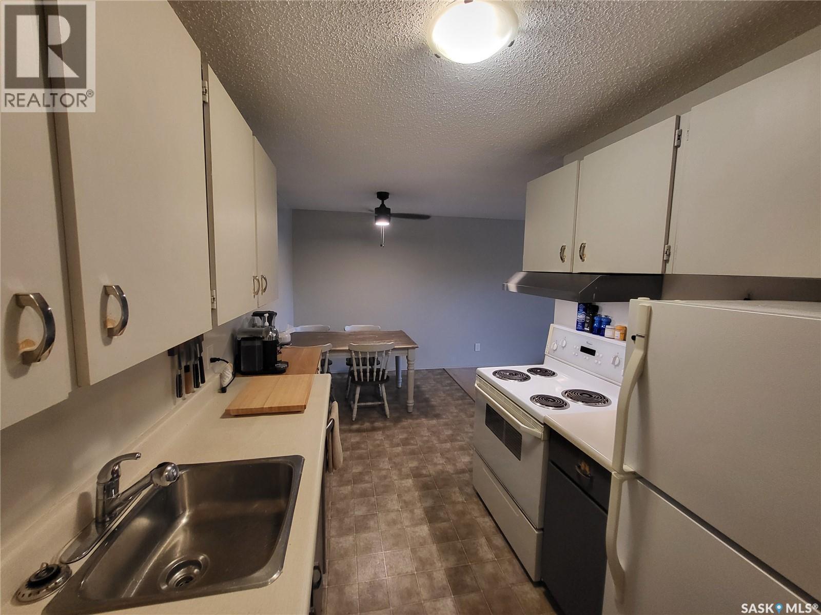 1026 425 115Th Street E, Saskatoon, SK - Indoor Photo Showing Kitchen With Double Sink