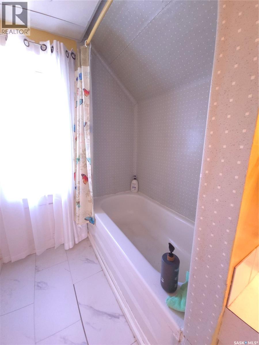 36 21St Street E, Prince Albert, SK - Indoor Photo Showing Bathroom