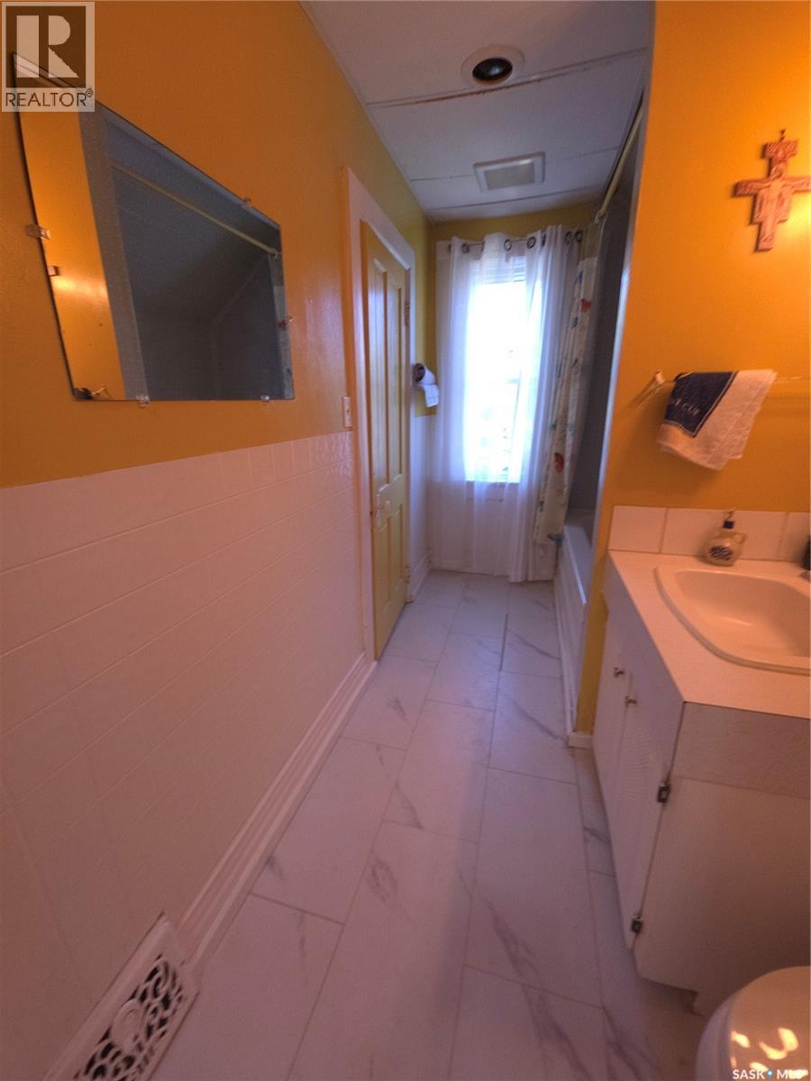 36 21St Street E, Prince Albert, SK - Indoor Photo Showing Bathroom