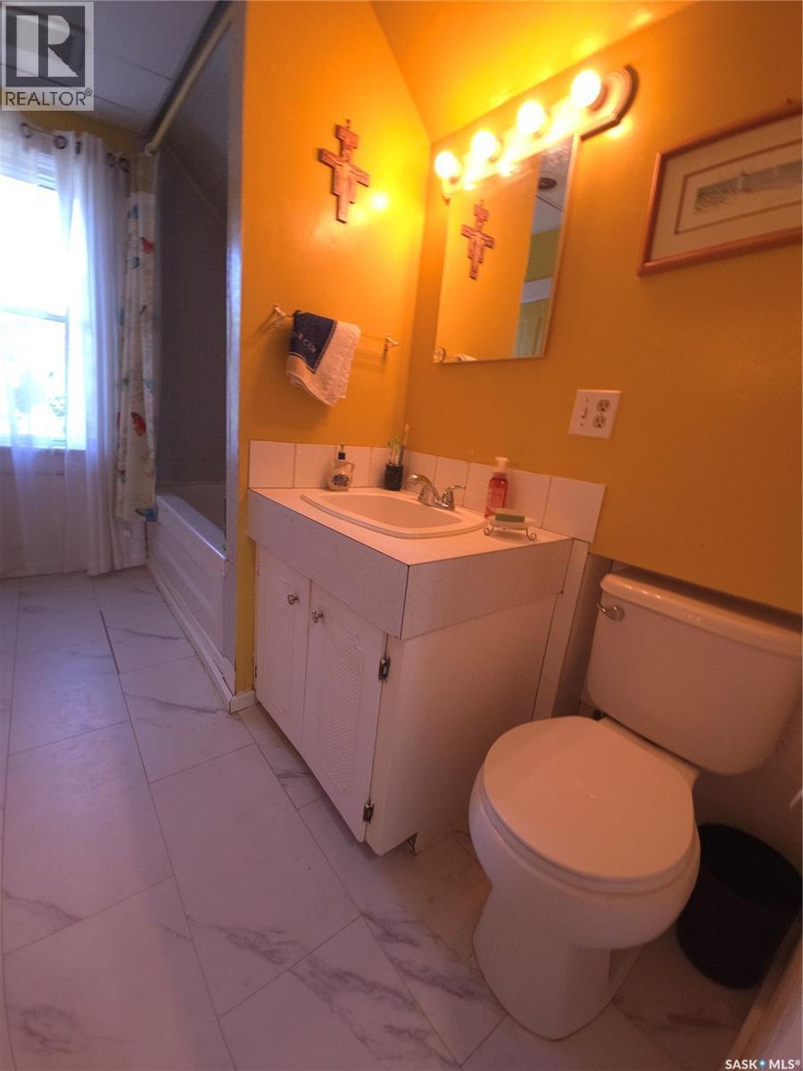 36 21St Street E, Prince Albert, SK - Indoor Photo Showing Bathroom