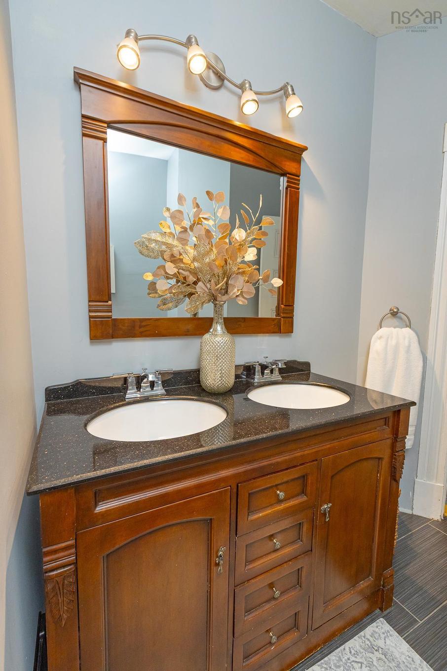 44 John Street, Shelburne, NS - Indoor Photo Showing Bathroom