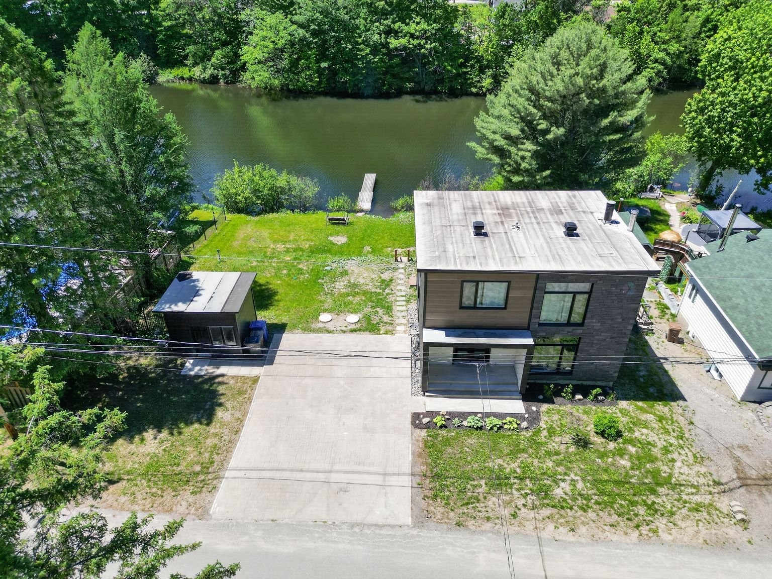 Façade - 405 Rue De La Montagne, Saint-Calixte, QC - Outdoor With Body Of Water