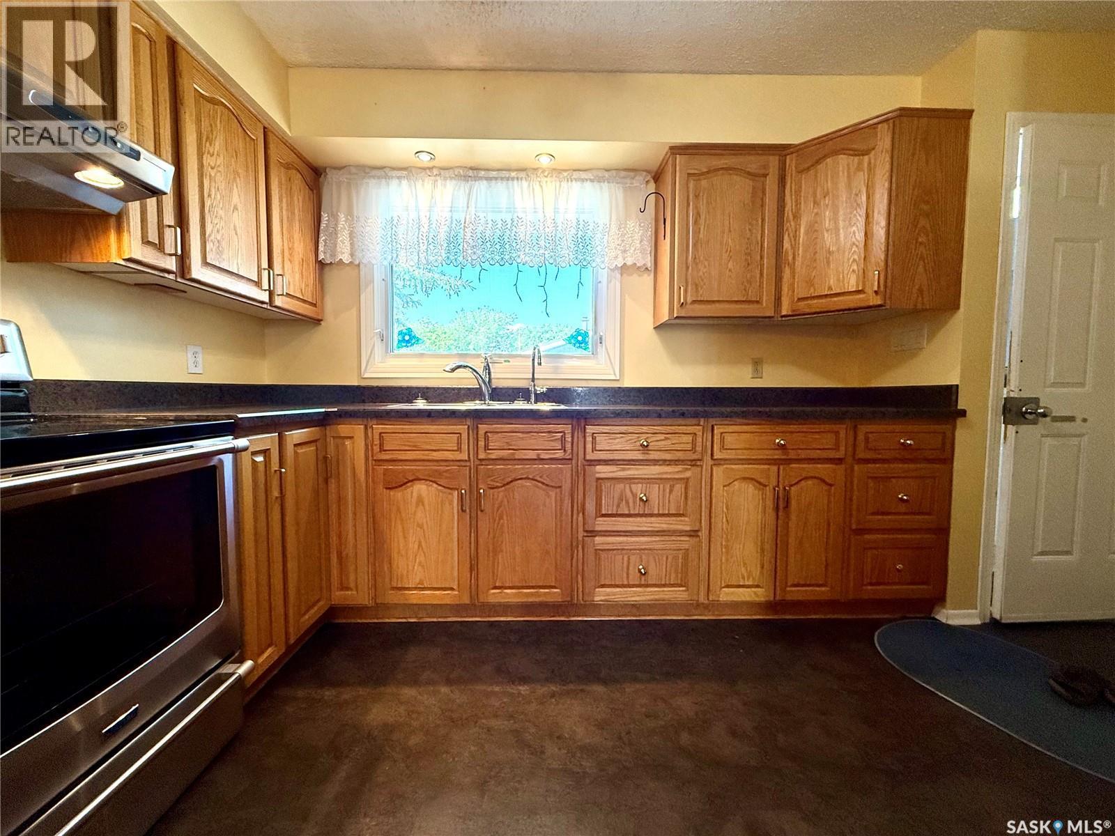 1317 Main Street, Canora, SK - Indoor Photo Showing Kitchen With Double Sink