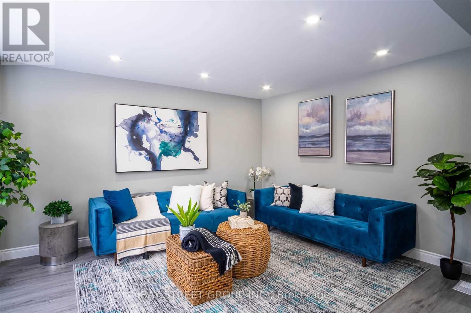 351 East 27Th Street, Hamilton, ON - Indoor Photo Showing Living Room