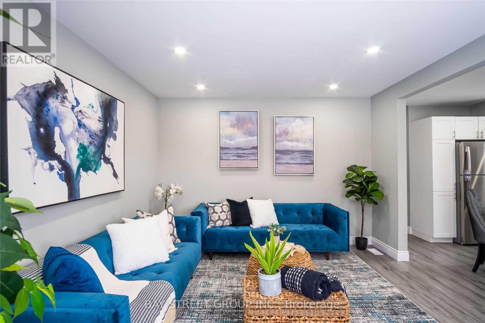 351 East 27Th Street, Hamilton, ON - Indoor Photo Showing Living Room
