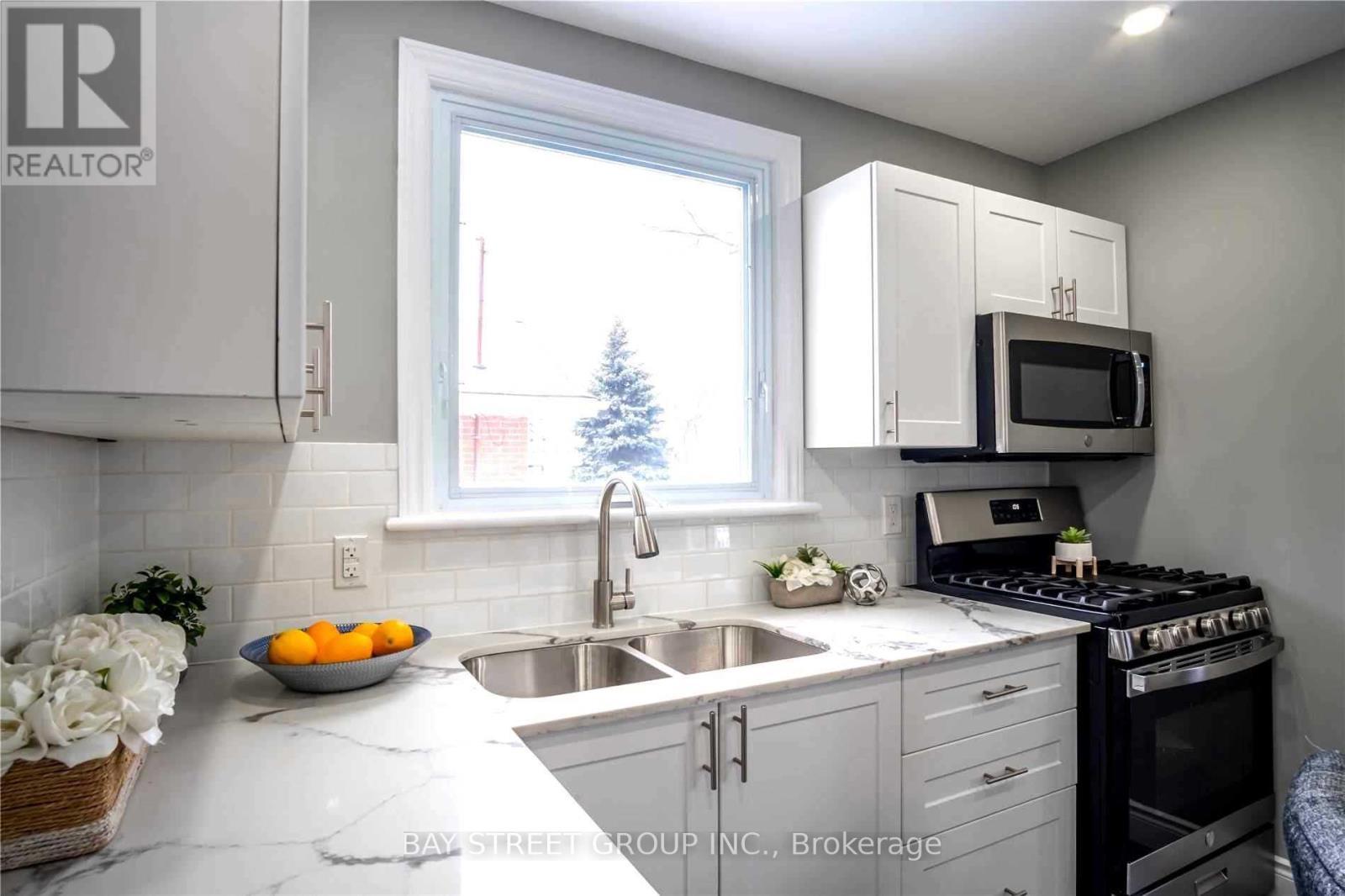 351 East 27Th Street, Hamilton, ON - Indoor Photo Showing Kitchen With Double Sink