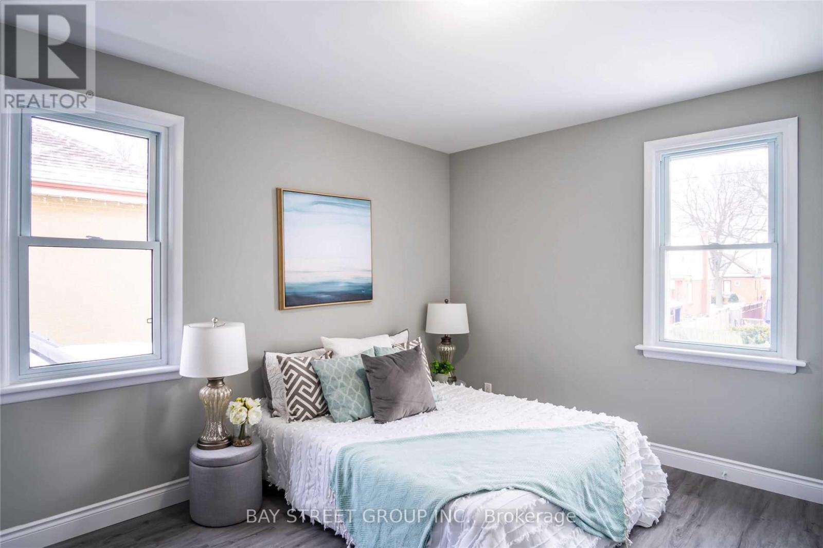 351 East 27Th Street, Hamilton, ON - Indoor Photo Showing Bedroom