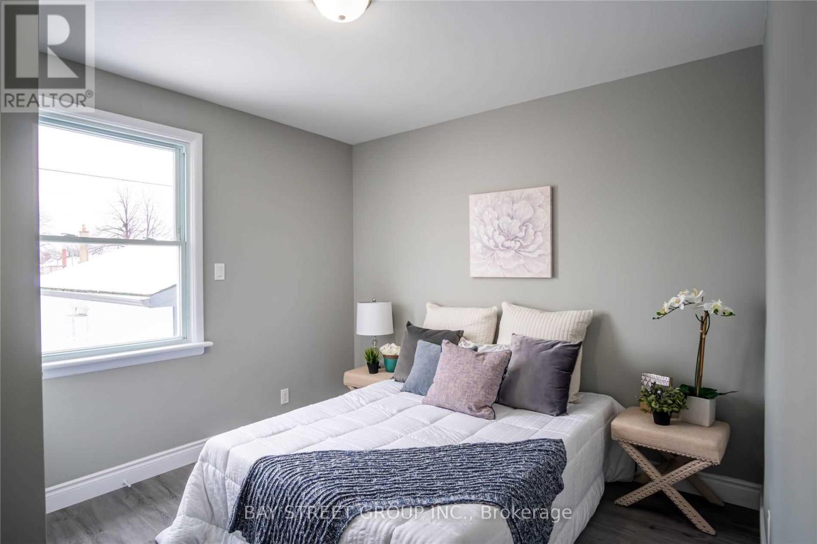 351 East 27Th Street, Hamilton, ON - Indoor Photo Showing Bedroom