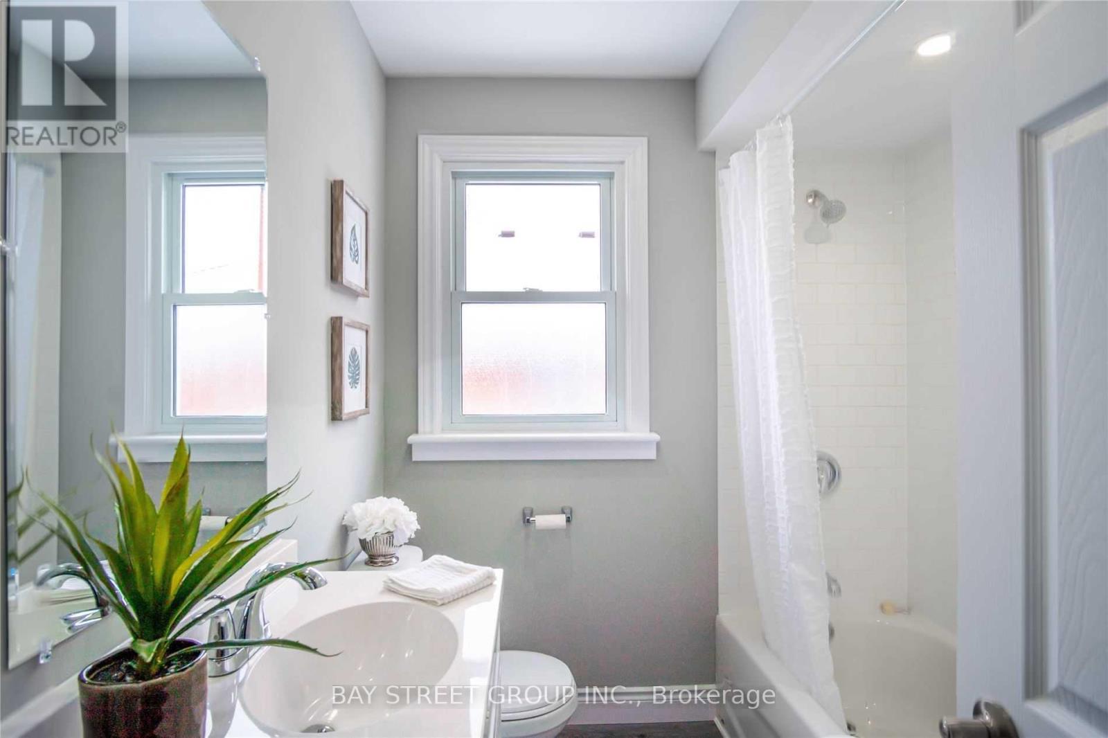 351 East 27Th Street, Hamilton, ON - Indoor Photo Showing Bathroom
