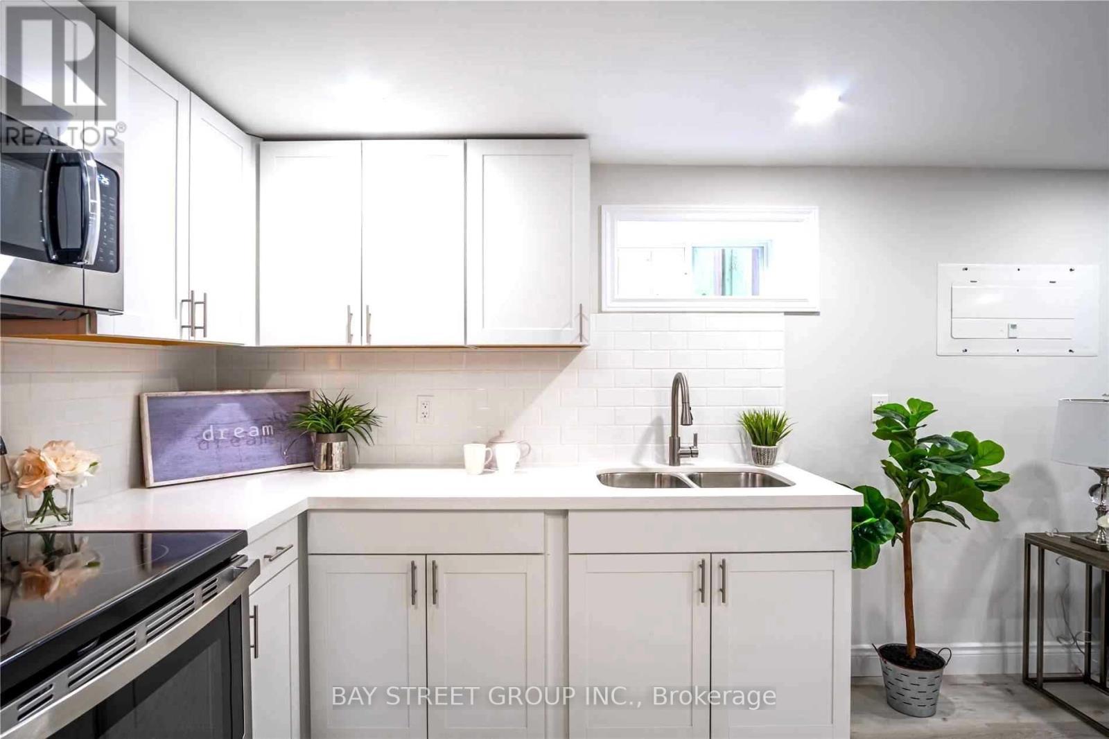 351 East 27Th Street, Hamilton, ON - Indoor Photo Showing Kitchen With Double Sink